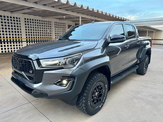 TOYOTA HILUX 2.8 D-4D TURBO DIESEL CD GR-S 4X4 AUTOMÁTICO TOYOTA HILUX 2.8 D-4D TURBO DIESEL CD GR-S 4X4 AUTOMÁTICO